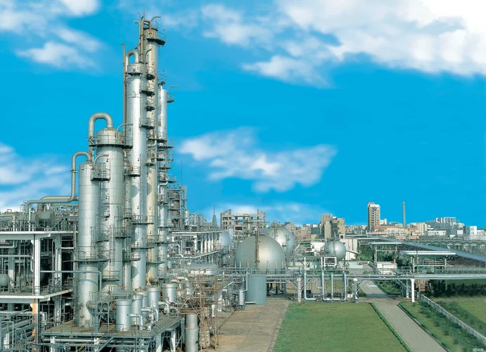 Petrochemical processing plant using industrial aluminum chloride catalyst systems