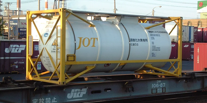 Kontener zbiornikowy ISO w Japonii ilustrujący transport luzem płynnych chemikali&oacute;w